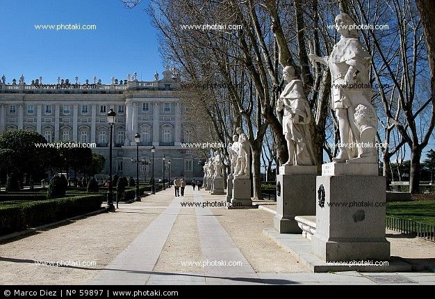 estatuas-frente-al-palacio-real-madrid_59897.jpg