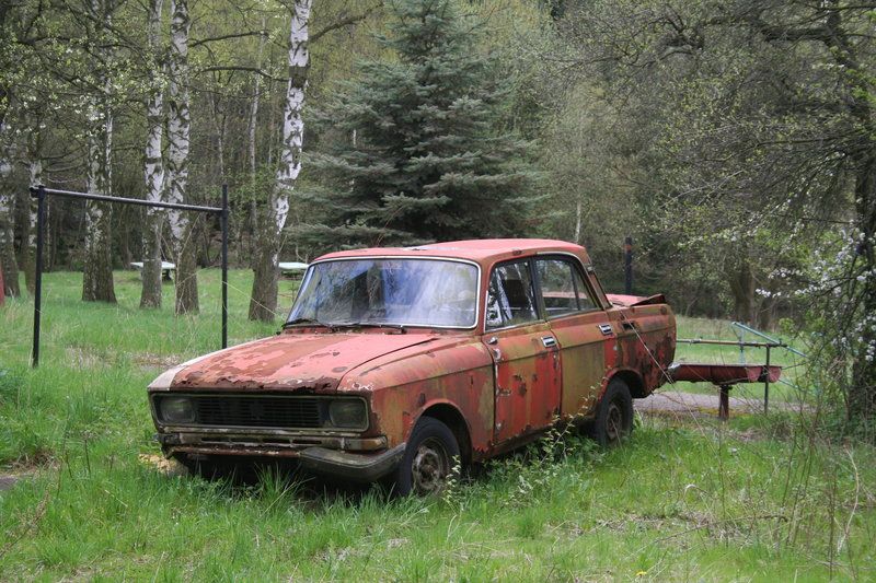 rusty_car_by_two_ladies_stocks.jpg