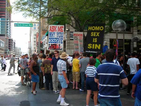 anti-gay protesters2
