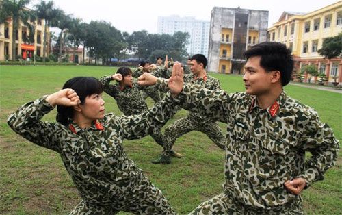 Xem nữ chiến sĩ đặc công trổ tài võ thuật